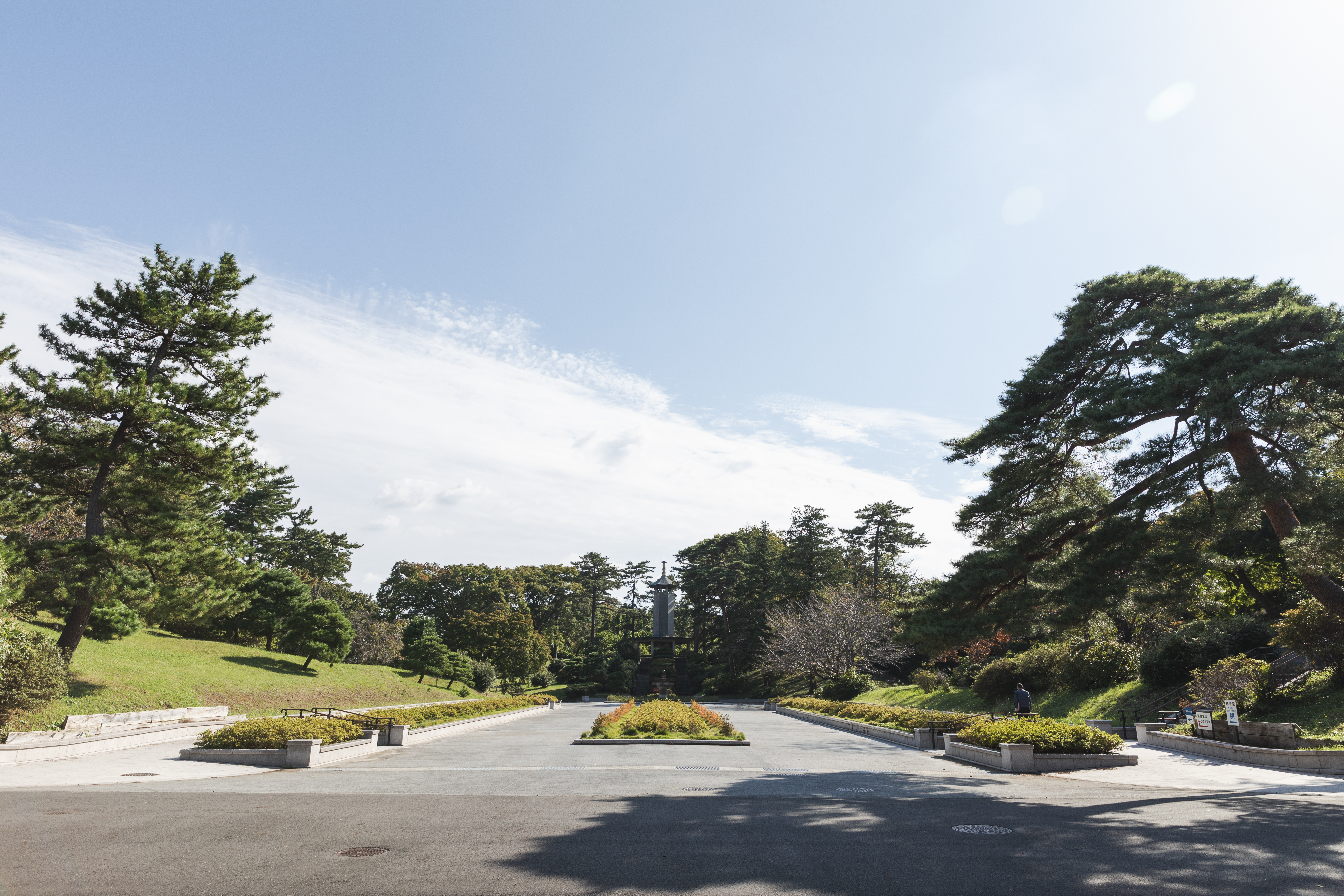 四季の花々が彩る霊園